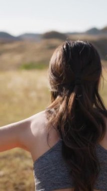 Kırsalda Kırmızı Elbiseyle Dans Eden Genç Kadınlar.