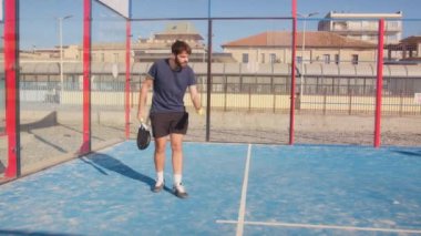 Spor Adamları Grubu Padel 'i iyilik için oynuyor..