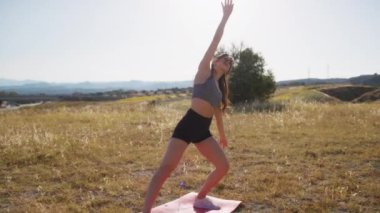 Kırsalda Kırmızı Elbiseyle Dans Eden Genç Kadınlar.