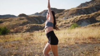 Kırsalda Kırmızı Elbiseyle Dans Eden Genç Kadınlar.