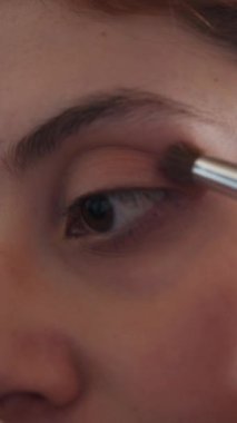 Siyah giyinmiş bir kadın balkondan dışarı bakıyor. Panorama 'yı görüyor..