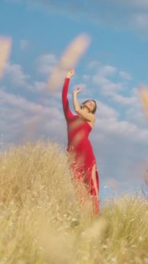 Kırsalda Kırmızı Elbiseyle Dans Eden Genç Kadınlar.