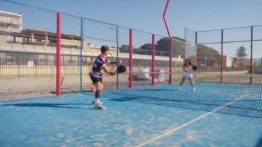 Spor Adamları Grubu Padel 'i iyilik için oynuyor..