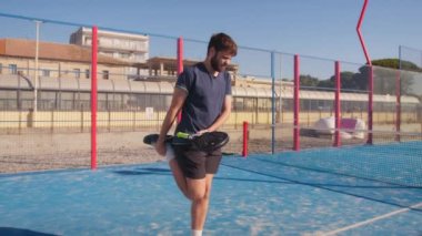 Spor Adamları Grubu Padel 'i iyilik için oynuyor..