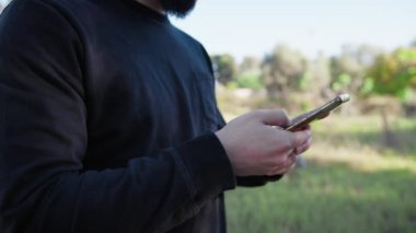 Kırsal kesimdeki evinin dışında bir adam..