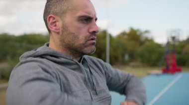 Beyaz adam parkta antrenman yapıyor..