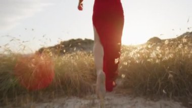 Kırsalda Kırmızı Elbiseyle Dans Eden Genç Kadınlar.