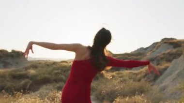 Kırsalda Kırmızı Elbiseyle Dans Eden Genç Kadınlar.