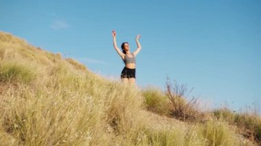 Kırsalda Kırmızı Elbiseyle Dans Eden Genç Kadınlar.