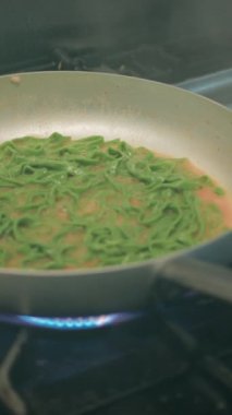 Bir Restoranın Tavasında Tagliatelle Makarnası Pişiyor.