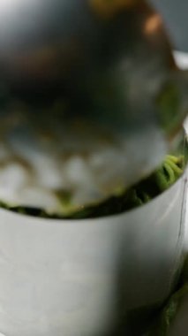 Şef Tabağı Yeşil Tagliatelle makarnası bir restoranın tabağında.