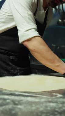 Şef, lüks bir restoranın mutfağında çiğ yumurtalı börek hazırlıyor..