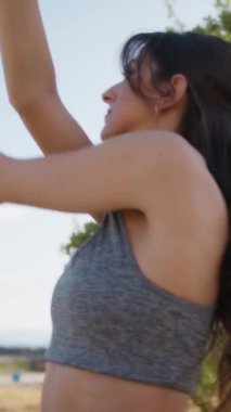 Kırsalda Kırmızı Elbiseyle Dans Eden Genç Kadınlar.