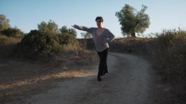 Genç çocuk kalenin yanındaki tepede Latin americano balesi yapıyor..