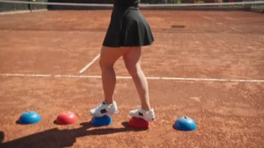 Bayan eğitmen, gündüz vakti Clay Court 'ta tenis öğretiyor..