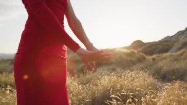 Kırsalda Kırmızı Elbiseyle Dans Eden Genç Kadınlar.