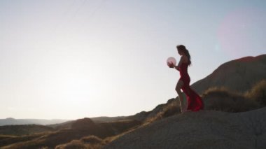 Kırsalda Kırmızı Elbiseyle Dans Eden Genç Kadınlar.