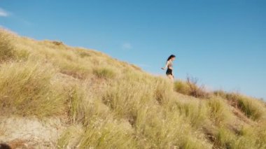 Kırsalda Kırmızı Elbiseyle Dans Eden Genç Kadınlar.