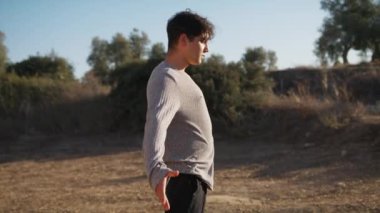 Genç çocuk kalenin yanındaki tepede Latin americano balesi yapıyor..