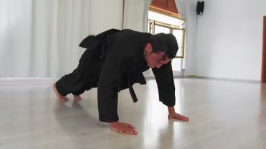 İki kıdemli karate uzmanı Kimono ile jimnastik yapıyor..