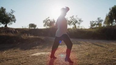 Genç çocuk kalenin yanındaki tepede Latin americano balesi yapıyor..