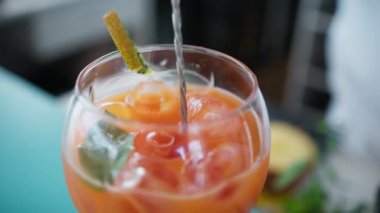 Şef deniz kenarında bir restoranda balık pişiriyor.