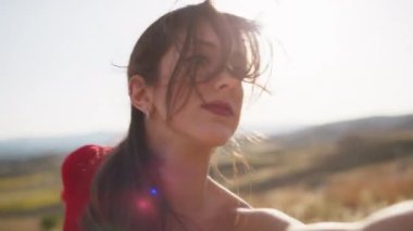 Kırsalda Kırmızı Elbiseyle Dans Eden Genç Kadınlar.
