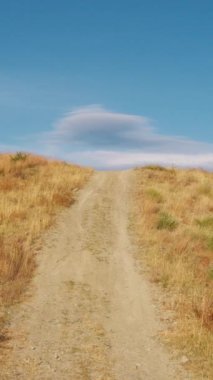 Kırsalda Kırmızı Elbiseyle Dans Eden Genç Kadınlar.