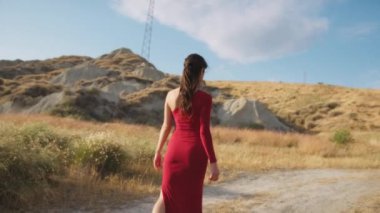 Kırsalda Kırmızı Elbiseyle Dans Eden Genç Kadınlar.