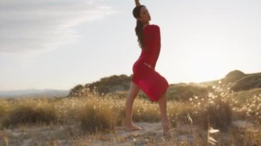 Kırsalda Kırmızı Elbiseyle Dans Eden Genç Kadınlar.