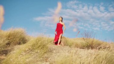 Kırsalda Kırmızı Elbiseyle Dans Eden Genç Kadınlar.