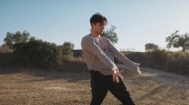 Genç çocuk kalenin yanındaki tepede Latin americano balesi yapıyor..