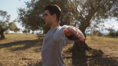 Genç çocuk kalenin yanındaki tepede Latin americano balesi yapıyor..