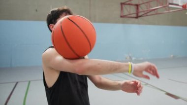 İki çocuk içeride basketbol oynuyor..