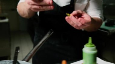 Lokantada İtalyan Spagetti Yemekleri 'nde Siyah Mürekkep Balığı Şefi.