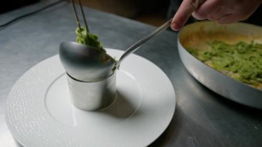 Şef Tabağı Yeşil Tagliatelle makarnası bir restoranın tabağında.