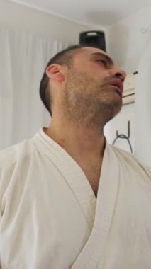 İki kıdemli karate uzmanı Kimono ile jimnastik yapıyor..