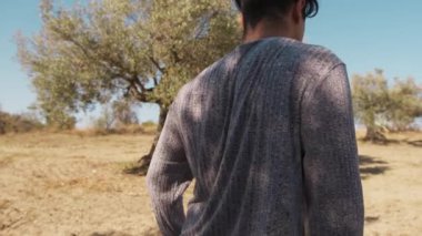 Genç çocuk kalenin yanındaki tepede Latin americano balesi yapıyor..