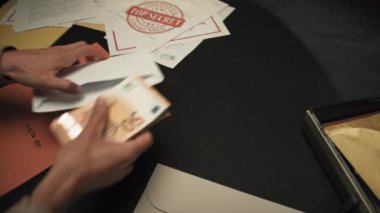 Para gizlice bir kulüpte değiş tokuş edildi..