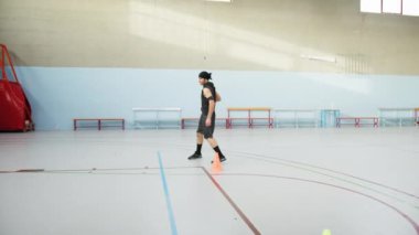 İki çocuk içeride basketbol oynuyor..