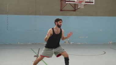 İki çocuk içeride basketbol oynuyor..