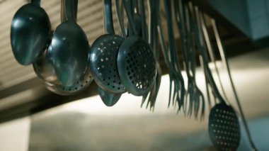 Bir restoranın kaputunda asılı duran bayanlar ve kaymaklar..