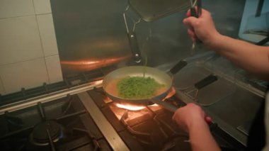 Şehir Restoranının Tavasında Yeşil Makarna Tagliatelle.