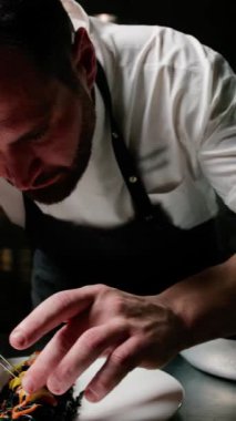 Karides ve vişneli domates soslu siyah mürekkepbalığı spagettisi..