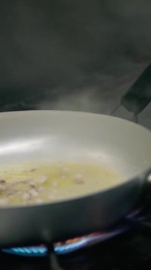 Restoranın mutfağında zeytinyağlı kızartma tavası..