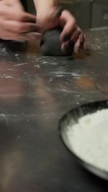 Şefin Elleri Kara Mürekkep Balığı Hamuru 'nda çalışıyor..
