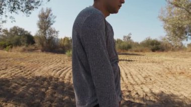 Genç çocuk kalenin yanındaki tepede Latin americano balesi yapıyor..