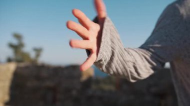 Genç çocuk kalenin yanındaki tepede Latin americano balesi yapıyor..