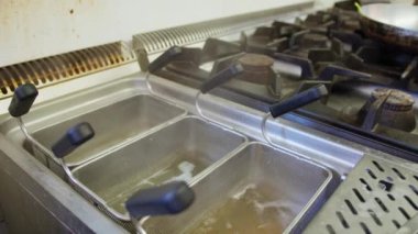 Aşçı lokantada balık pişiriyor..