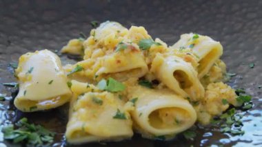 Aşçı lokantada balık pişiriyor..